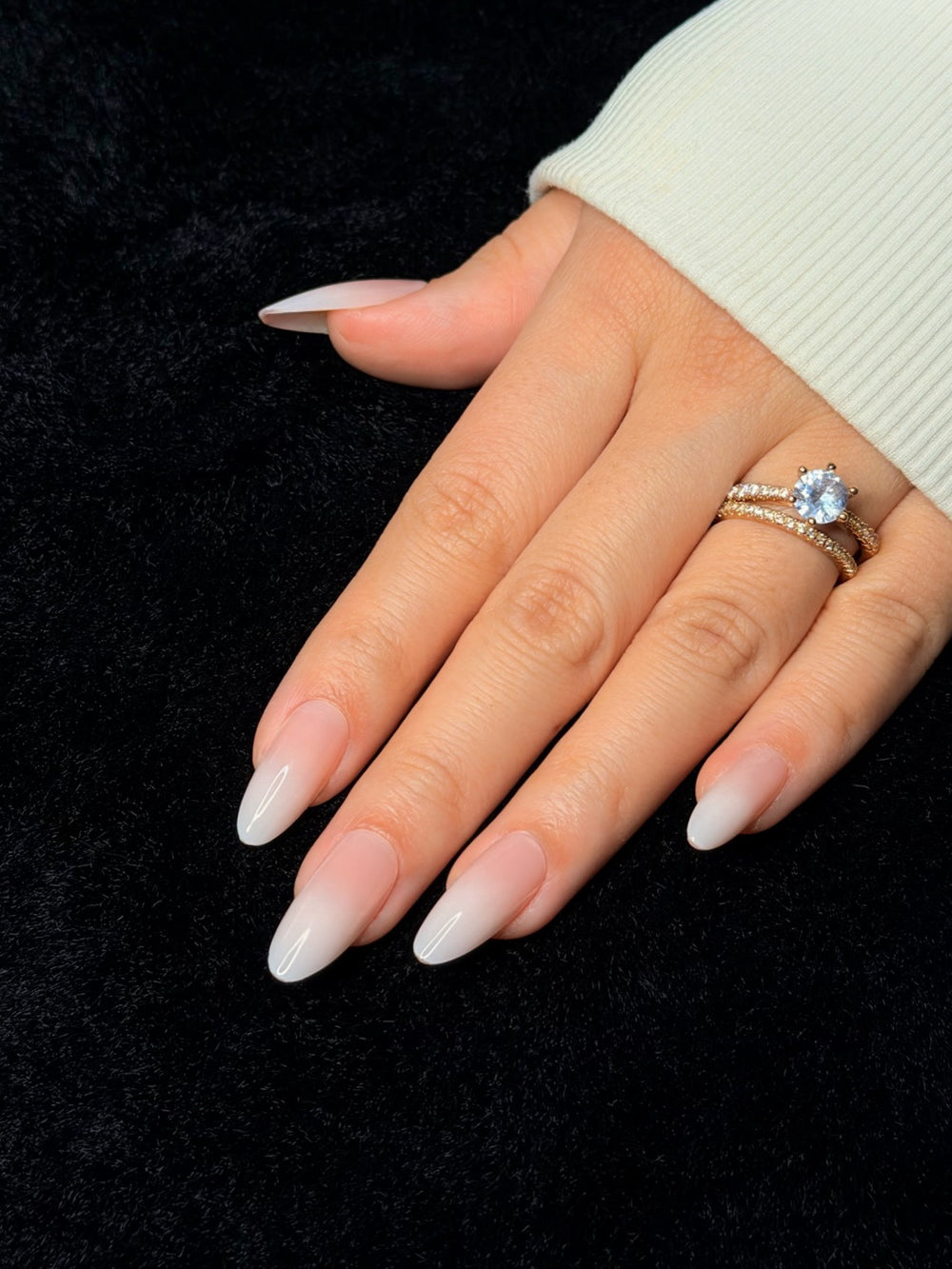 Blanche press-on nails