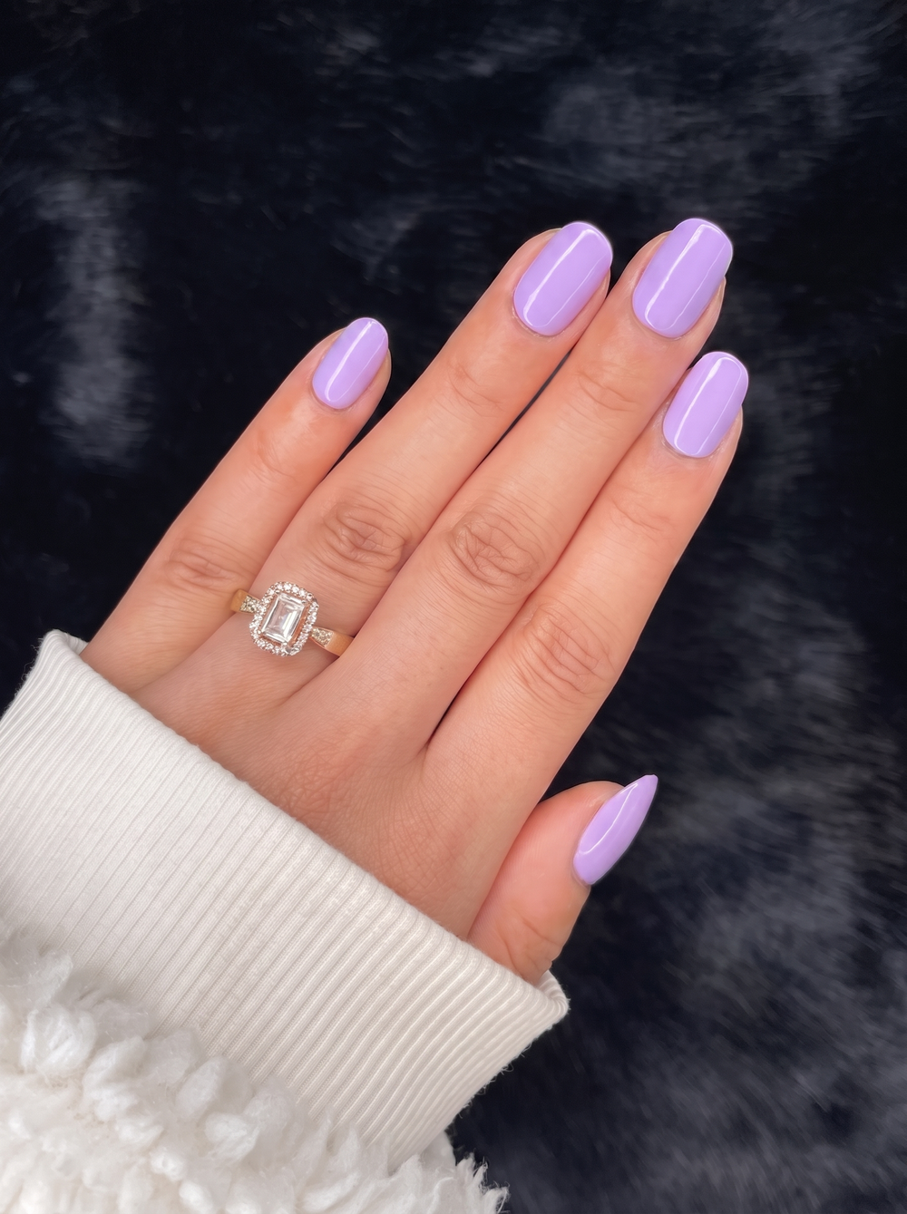 Adèle short round lavender press on nails on hand – Nailora Paris