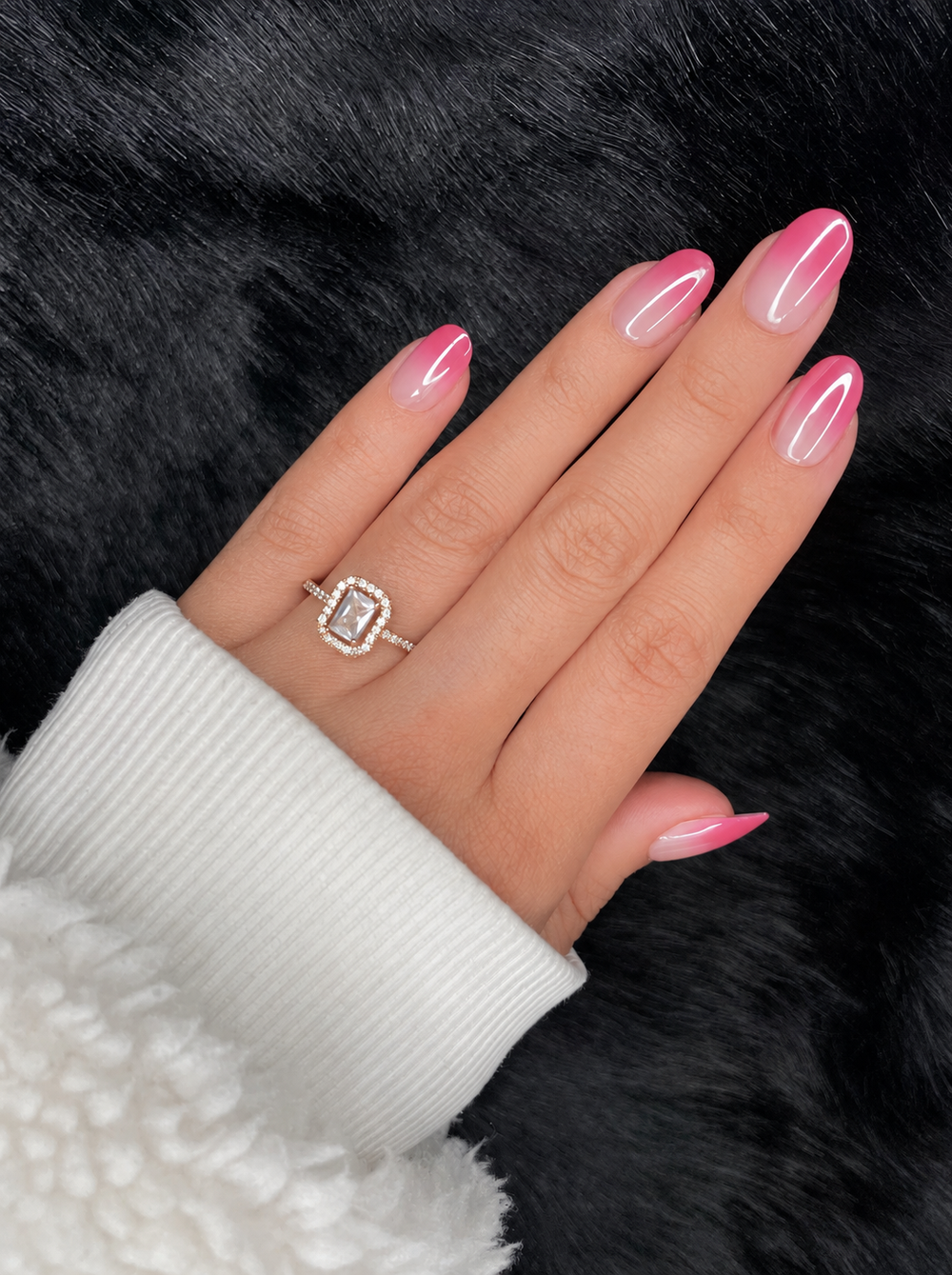 Aurélie short almond pink ombré press on nails on hand – Nailora Paris