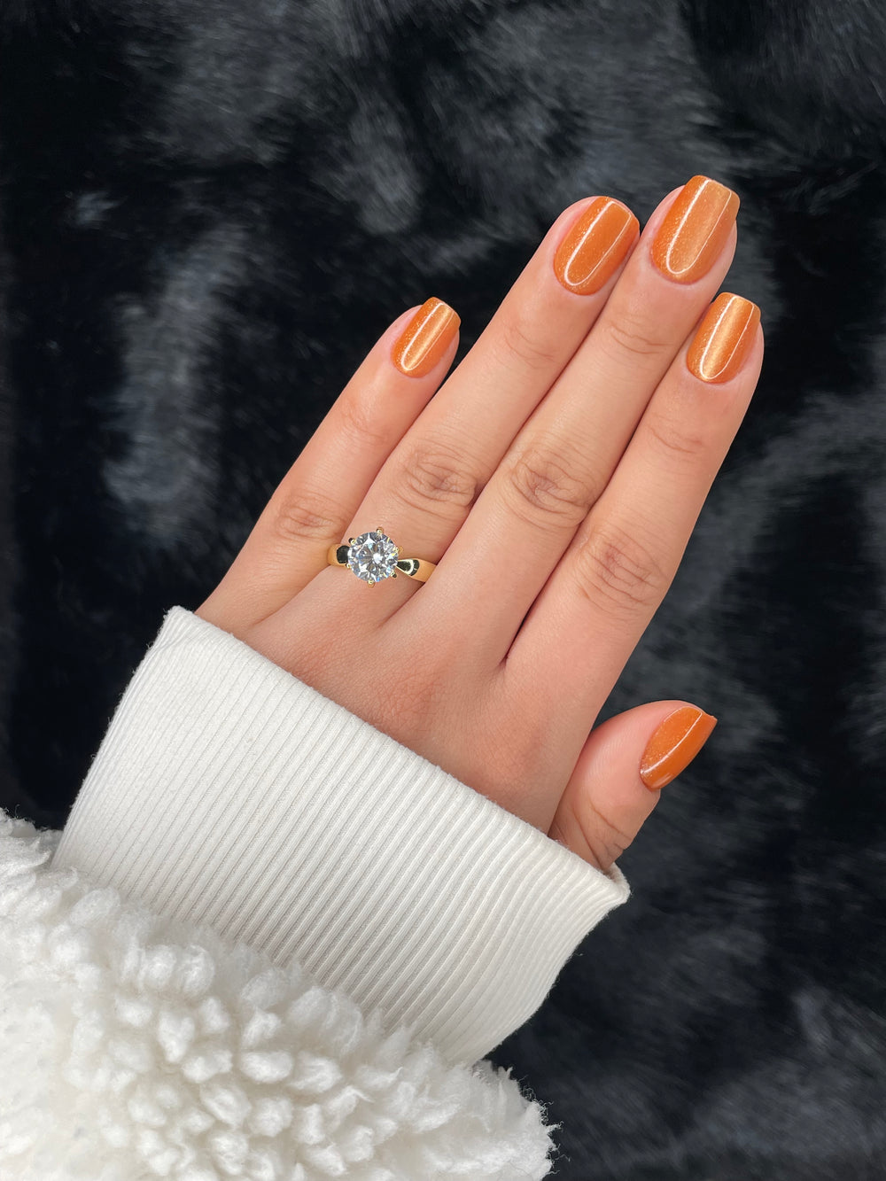 Aurore medium round amber metallic press on nails on hand – Nailora Paris