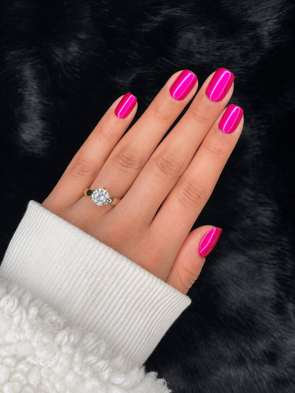 Maëlle extra short oval fuchsia pink chrome press on nails on hand – Nailora Paris