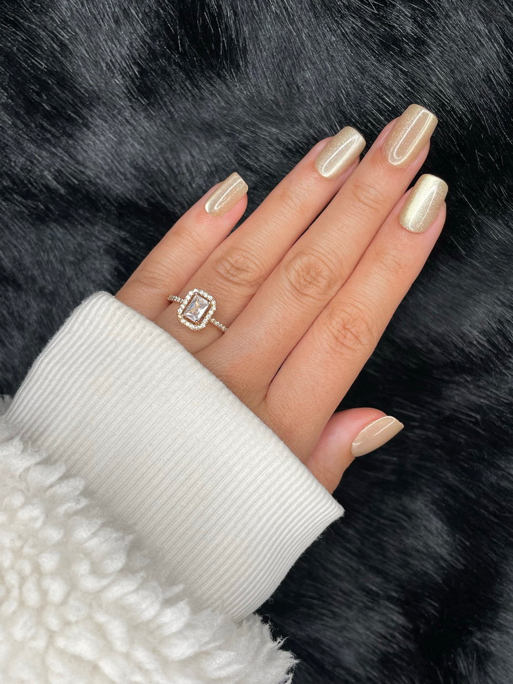 Dorée champagne gold pearl square press-on nails on hand — Nailora Paris