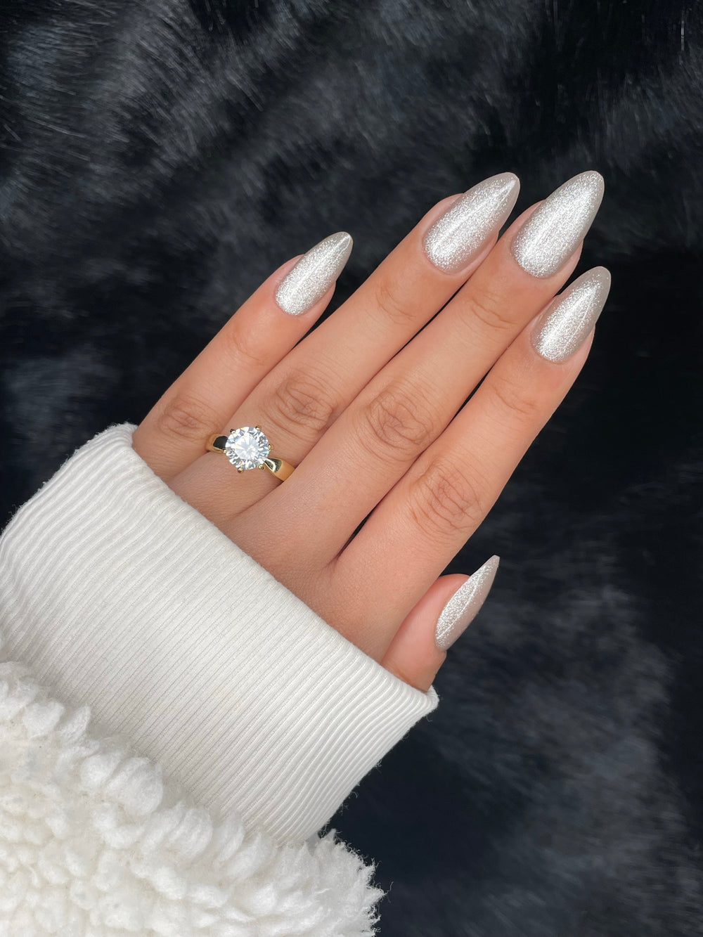 Givré silver pearl long almond press-on nails on hand — Nailora Paris