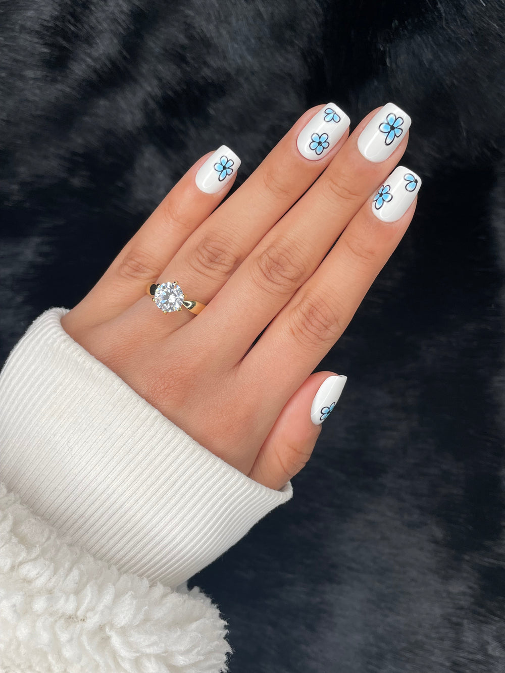 Léa — White Floral Medium Square Press On Nails