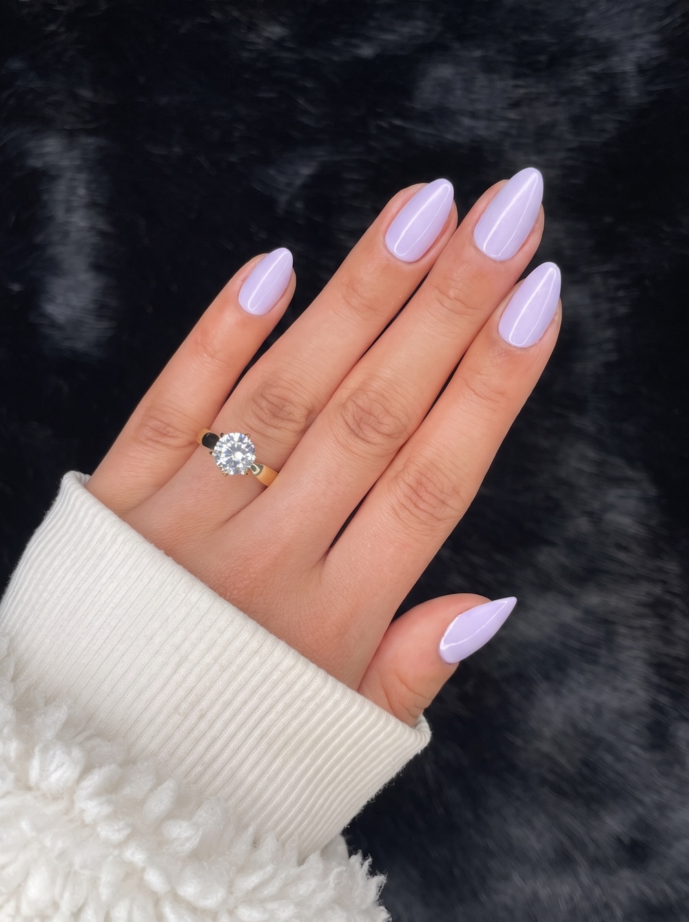 Sixtine medium almond soft lilac press on nails on hand – Nailora Paris