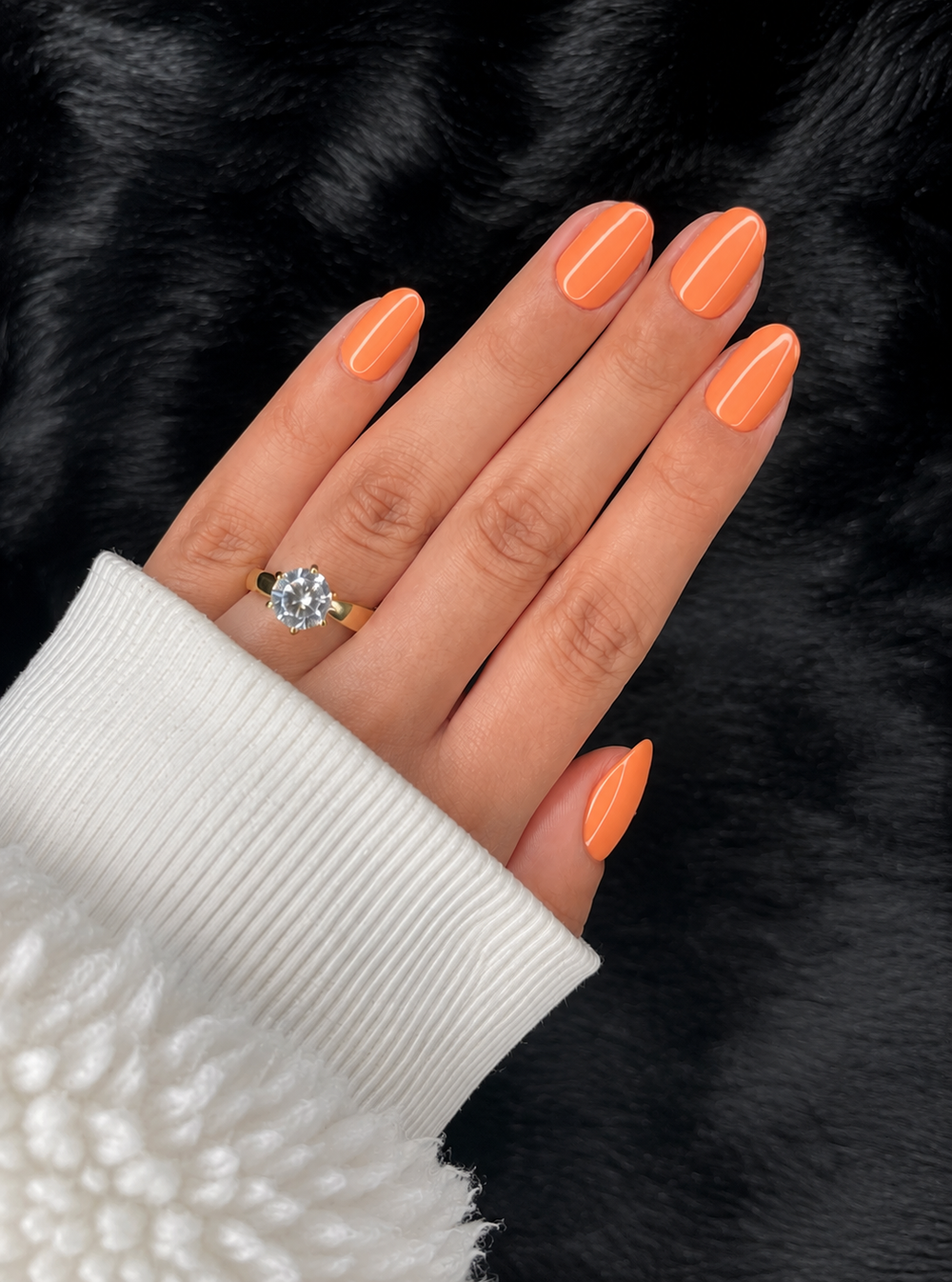 Estelle short almond coral press on nails on hand – Nailora Paris