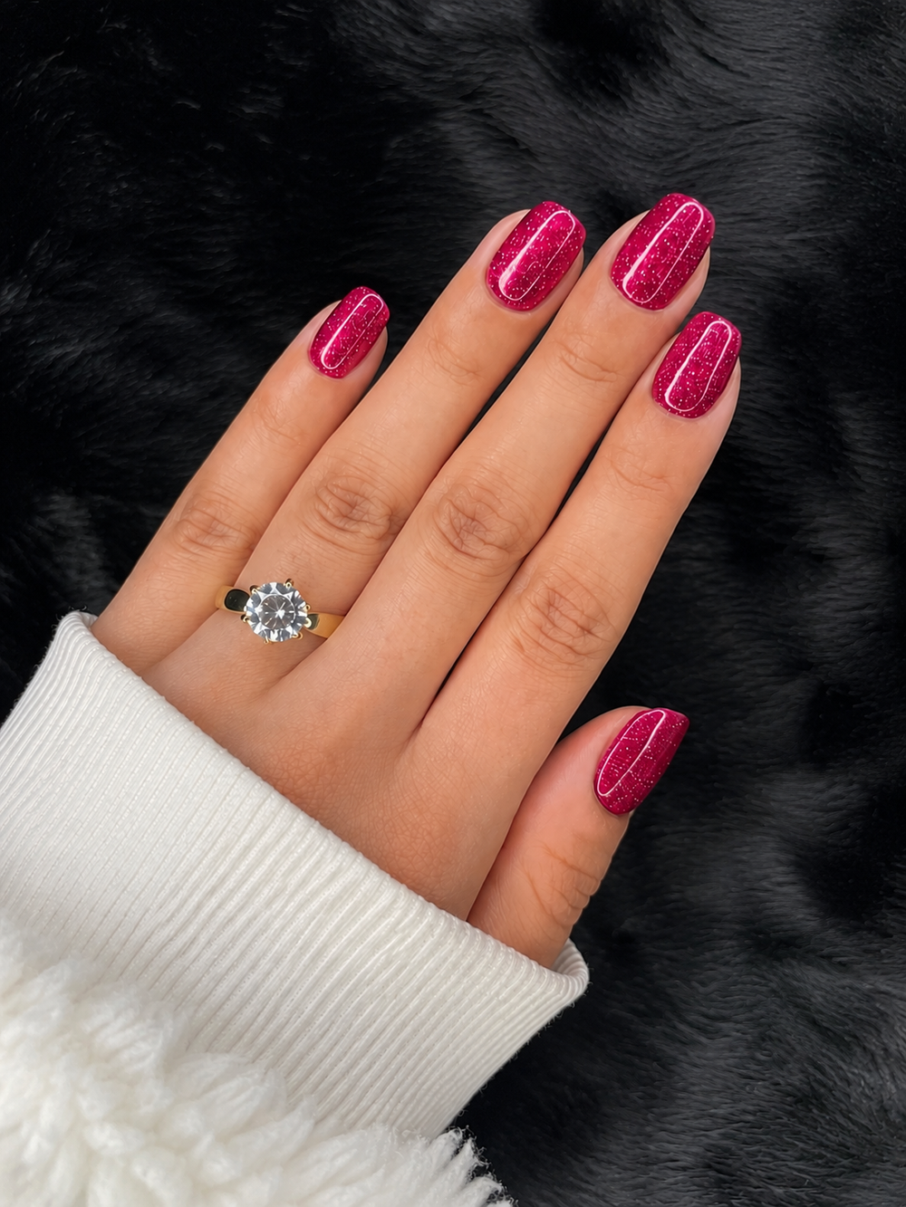 Léonie extra short round deep magenta glitter press on nails on hand – Nailora Paris