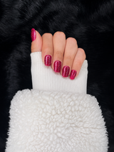 Léonie deep magenta glitter round press on nails hand pose – Nailora Paris