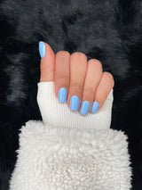 Marine sky blue square press on nails hand pose – Nailora Paris