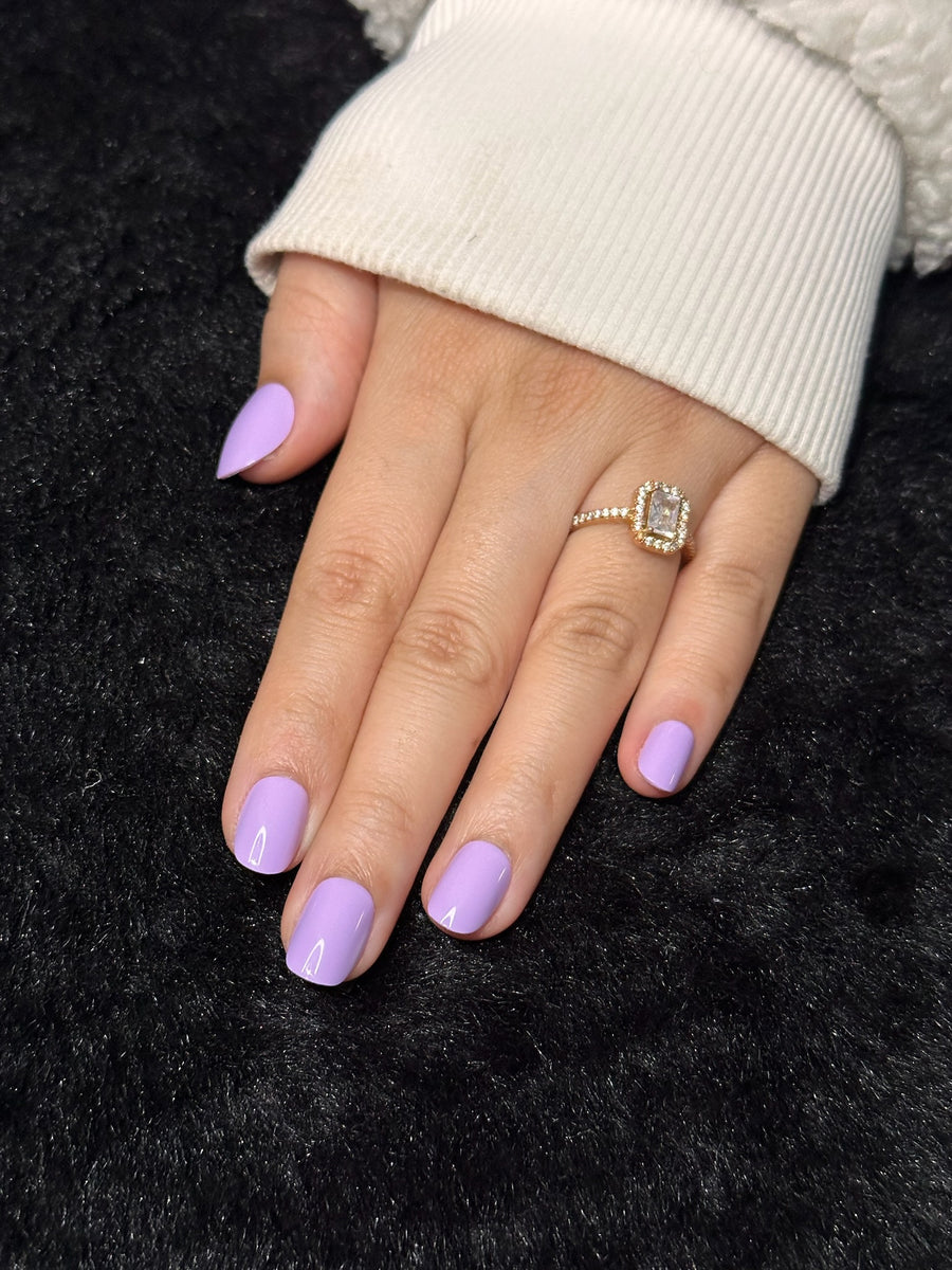 Close-up of Adèle lavender square press on nails