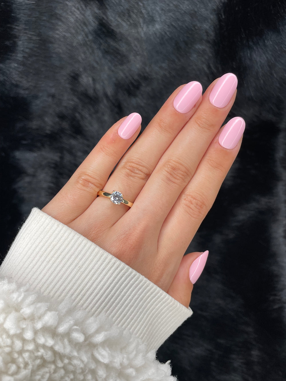 Anaïs short round pink press on nails on hand – Nailora Paris
