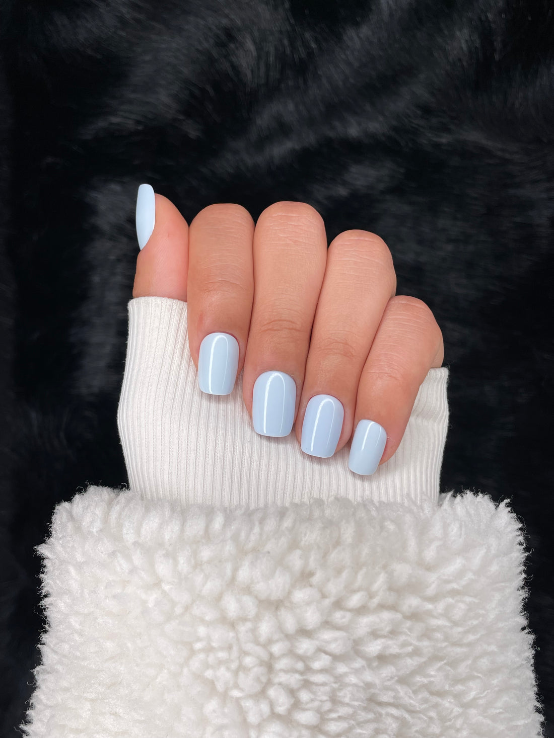 Angèle ice blue square press on nails hand pose – Nailora Paris