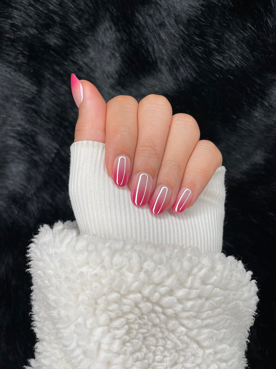 Aurélie pink ombré round press on nails hand pose – Nailora Paris