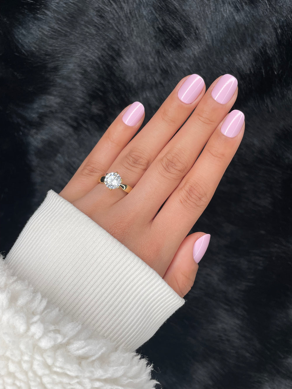 Lilas baby pink short round press on nails on hand — Nailora Paris