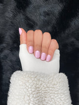 Lilas baby pink short round press on nails hand view 2 — Nailora Paris