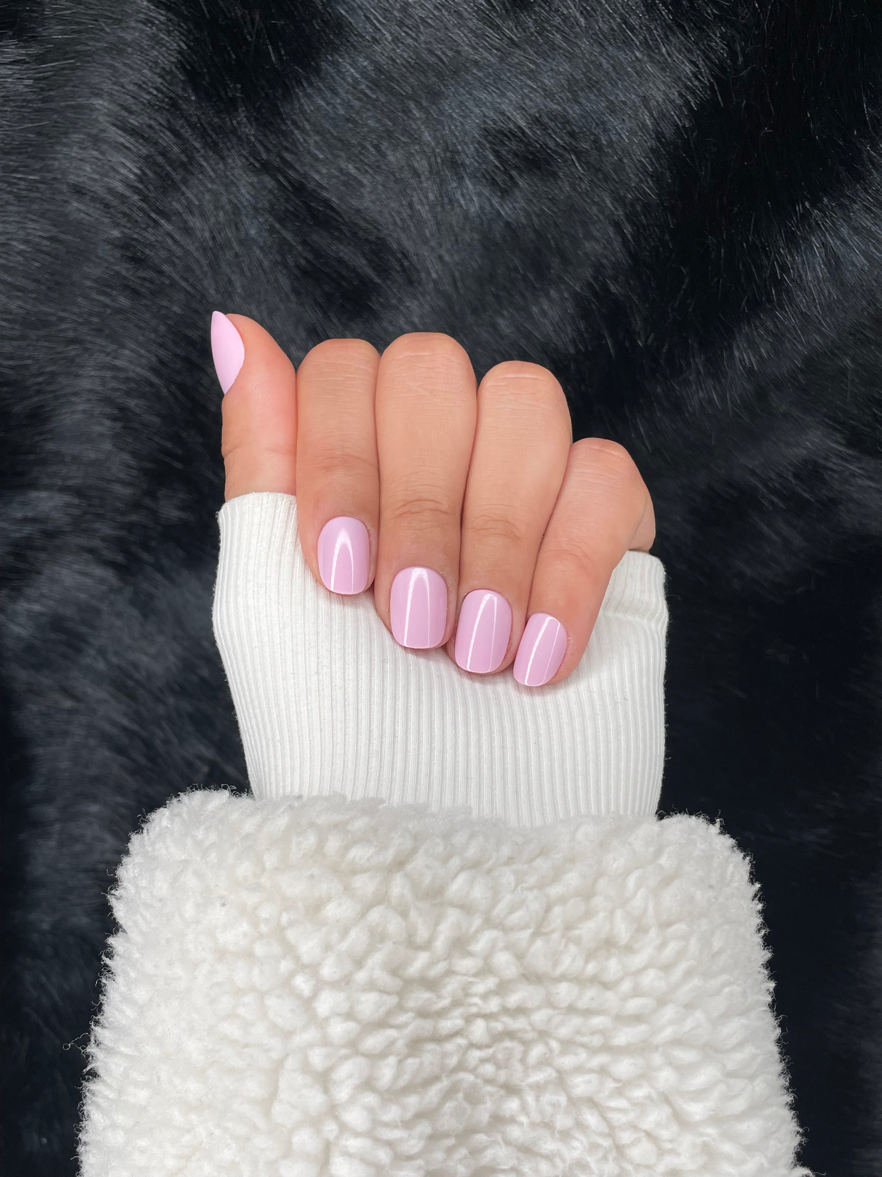 Lilas baby pink short round press on nails hand view 2 — Nailora Paris