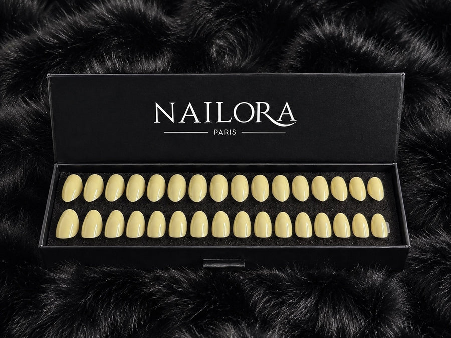 Béatrice press on nails set with Nailora Paris packaging box