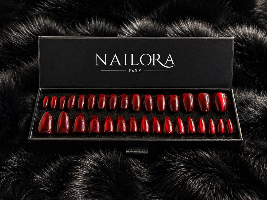 Bérénice press on nails set with Nailora Paris packaging box