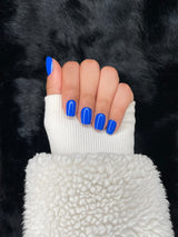 Capucine cobalt blue square press on nails hand pose – Nailora Paris