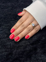 Rubis cherry red short round press on nails close-up — Nailora Paris
