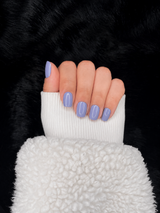 Colette periwinkle round press on nails hand pose – Nailora Paris