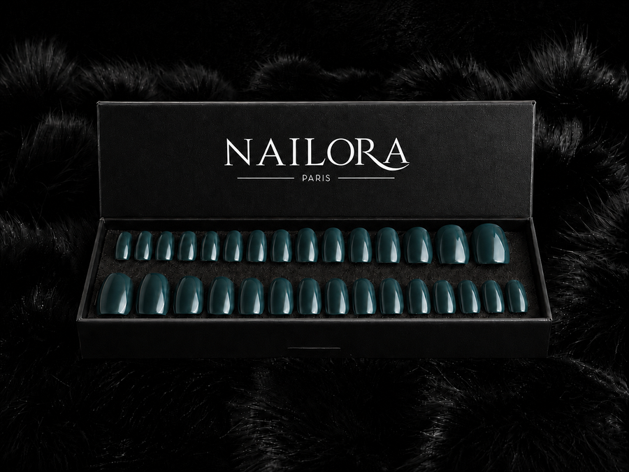 Daphné press on nails set with Nailora Paris packaging box