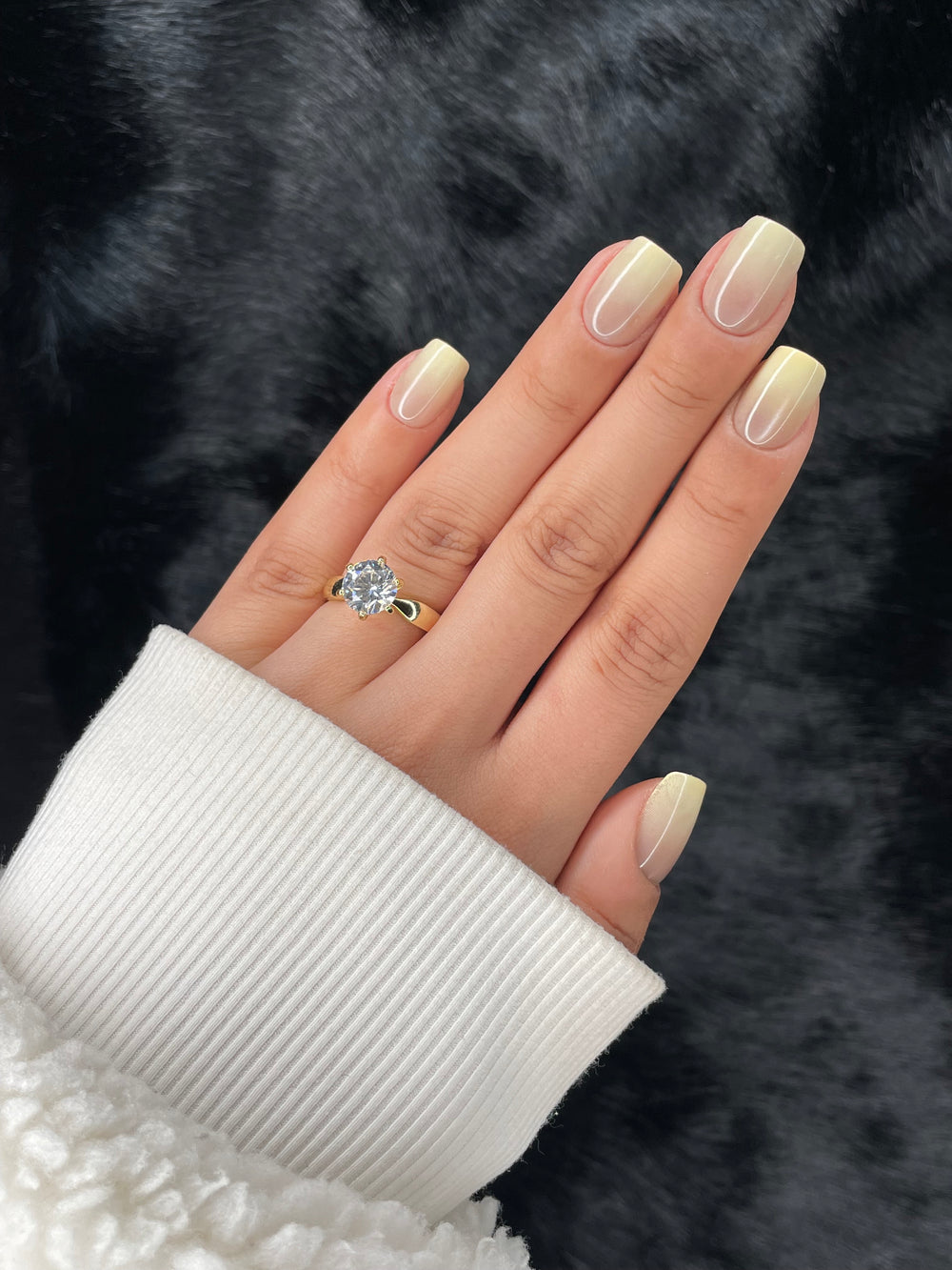 Diane medium round nude press on nails on hand – Nailora Paris
