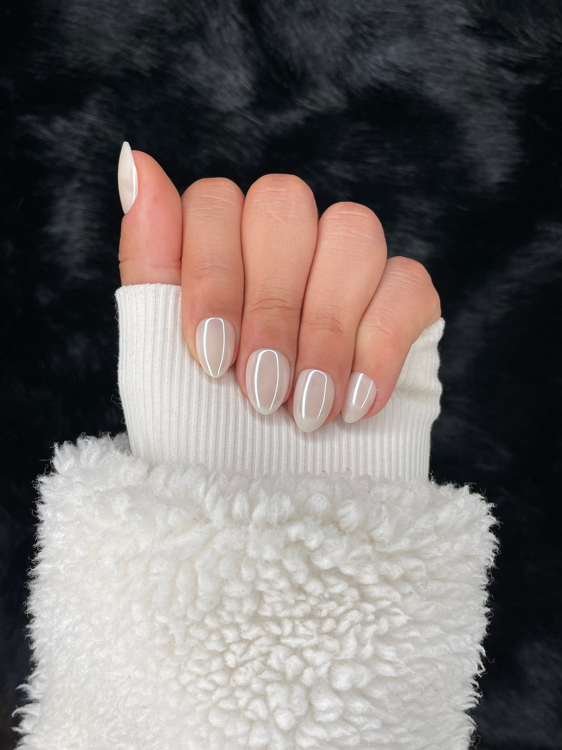 Élise white metallic almond press on nails hand pose – Nailora Paris