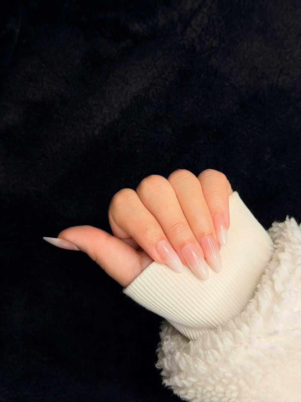 Blanche press-on nails