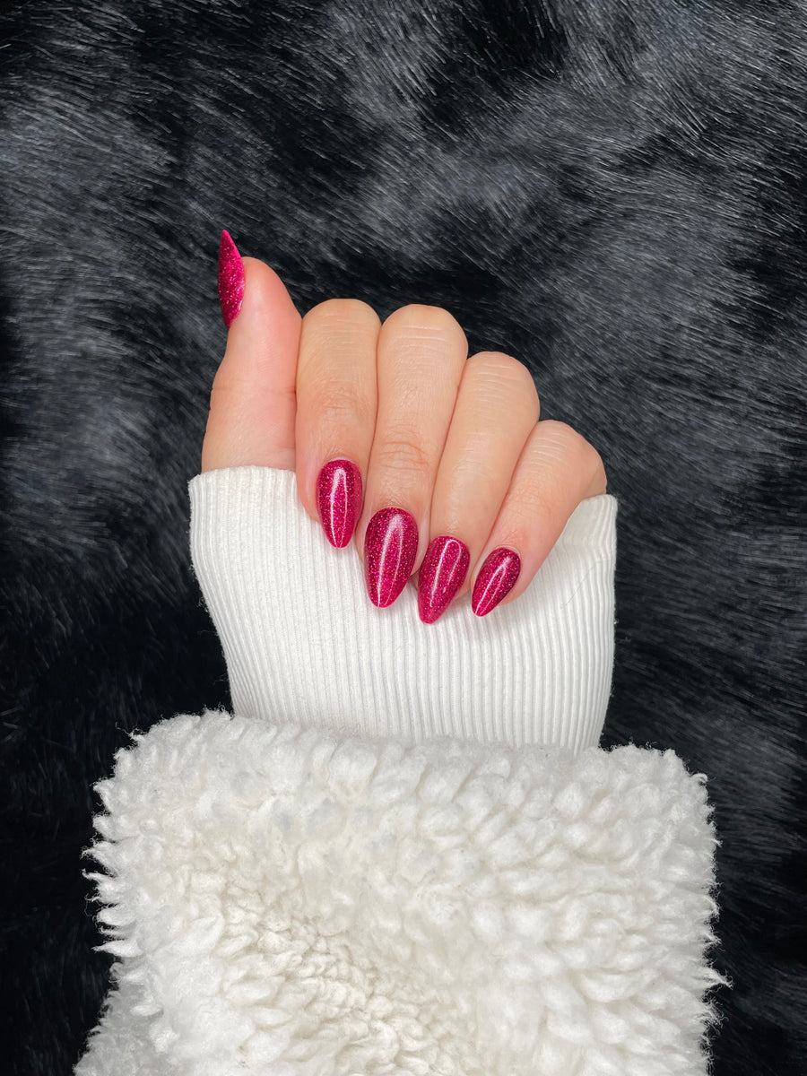 Flore hot pink glitter almond press on nails hand pose – Nailora Paris
