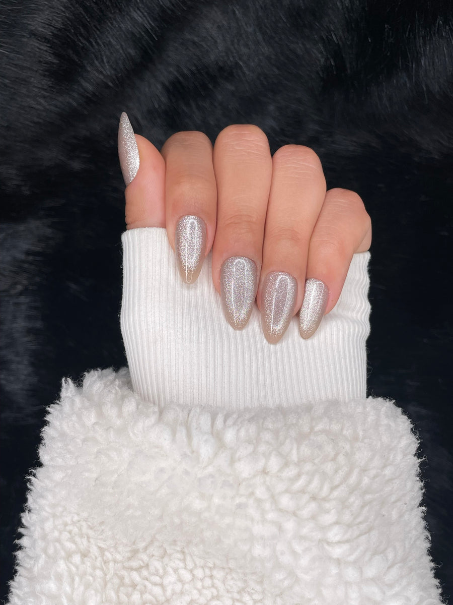 Gisèle silver pearl almond press on nails hand pose – Nailora Paris