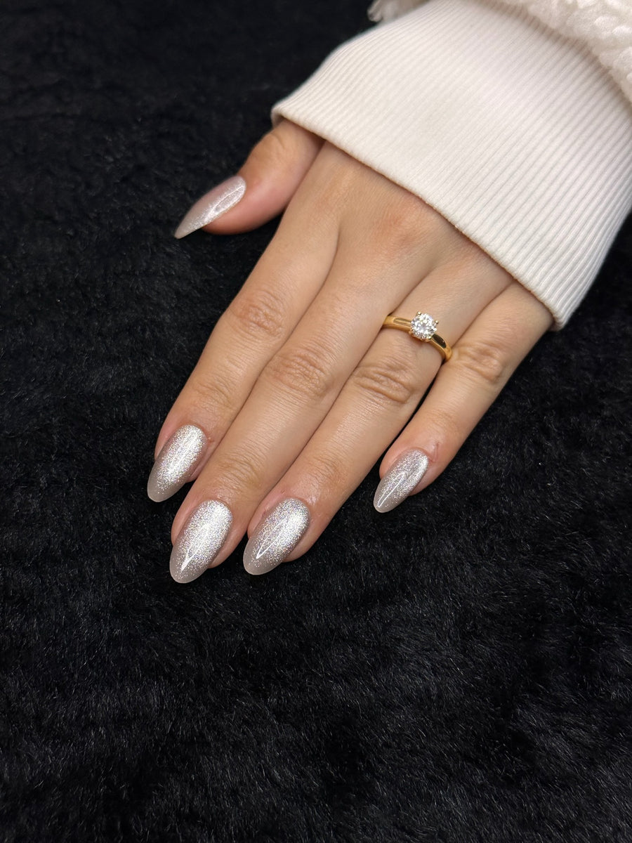 Close-up of Gisèle silver pearl almond press on nails
