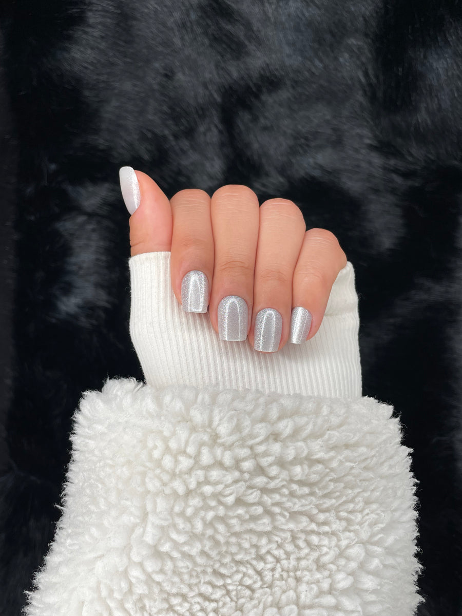 Inès silver metallic square press on nails hand pose – Nailora Paris