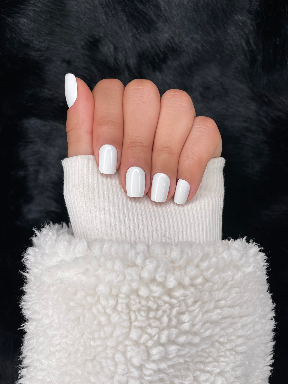 Julie white metallic square press on nails hand pose – Nailora Paris