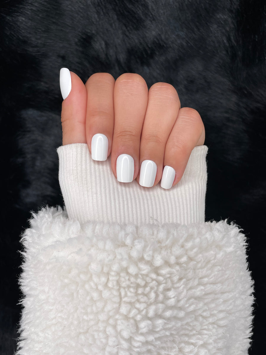 Julie white metallic square press on nails hand pose – Nailora Paris