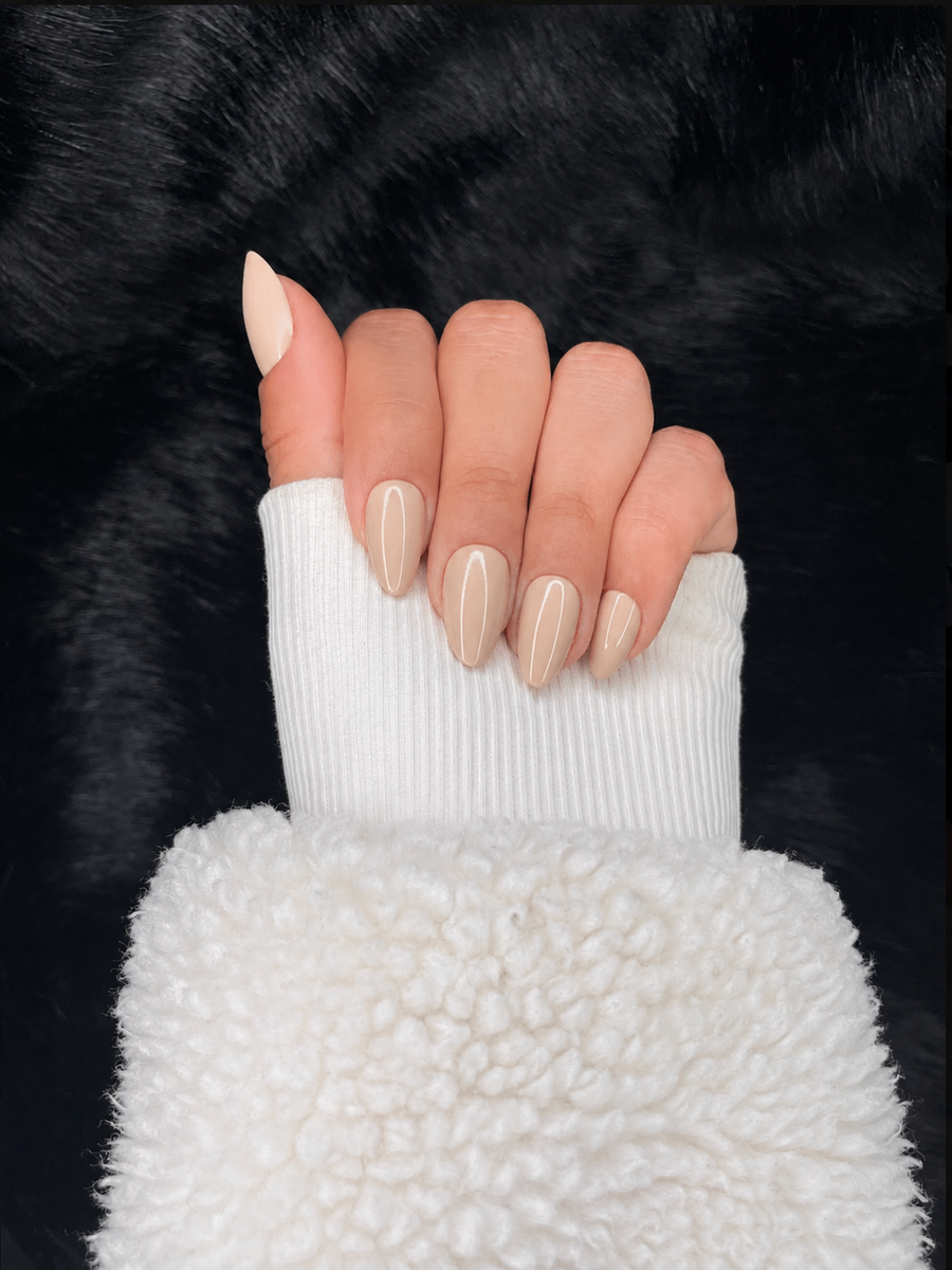 Laure nude almond press on nails hand pose – Nailora Paris