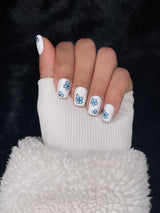 Léa white floral square press on nails hand pose – Nailora Paris