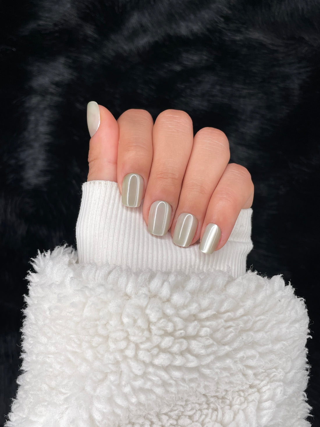 Louise nude square press on nails hand pose – Nailora Paris