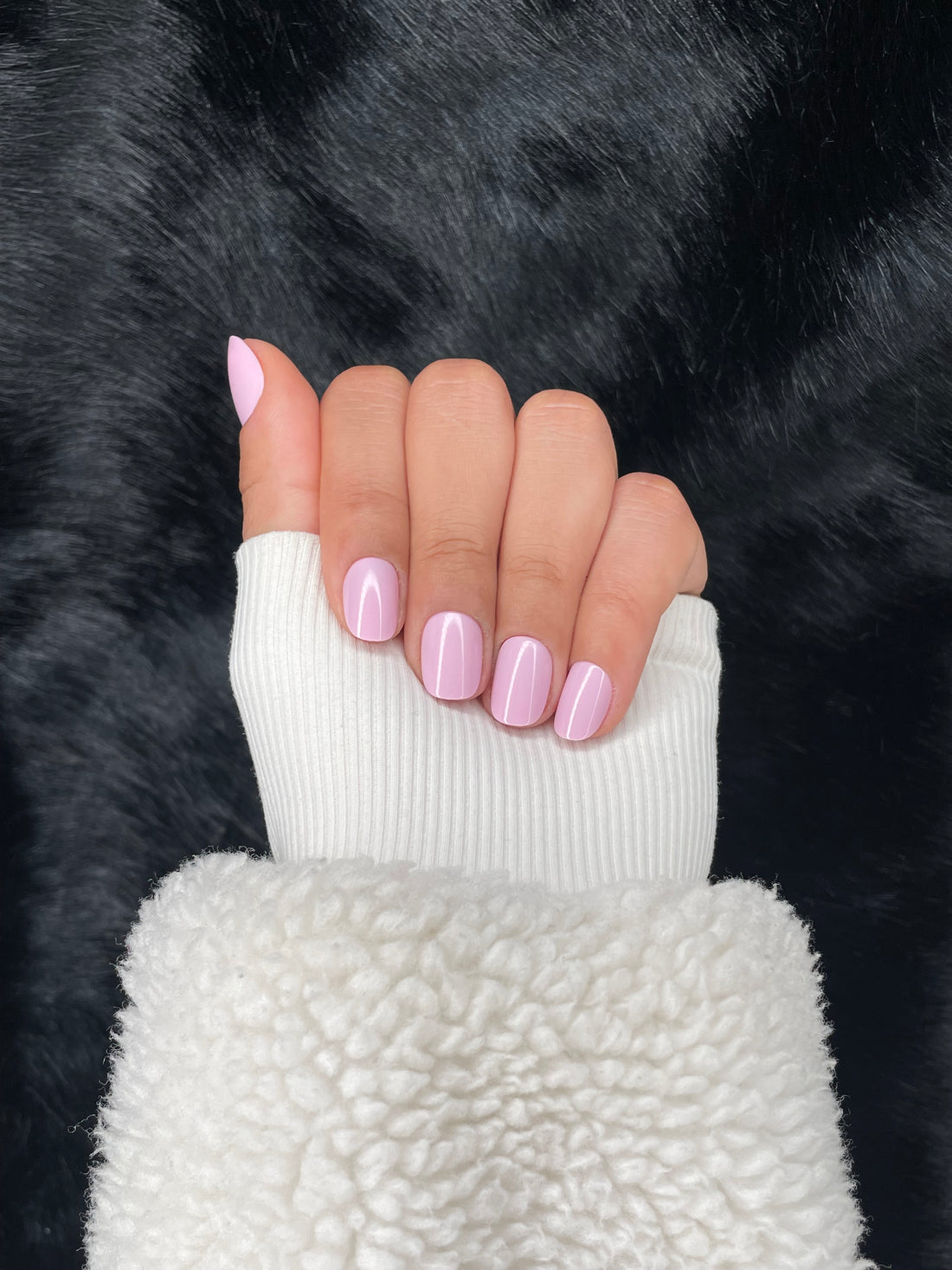 Lucie baby pink round press on nails hand pose – Nailora Paris