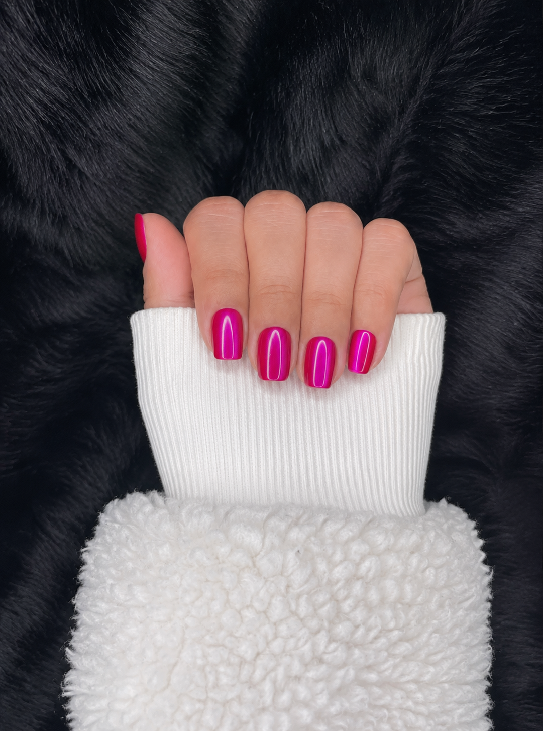 Maëlle fuchsia pink chrome oval press on nails hand pose – Nailora Paris