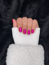 Maëlle fuchsia pink chrome oval press on nails hand pose – Nailora Paris