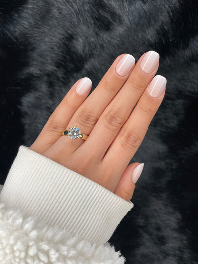 Manon short round nude metallic press on nails on hand – Nailora Paris