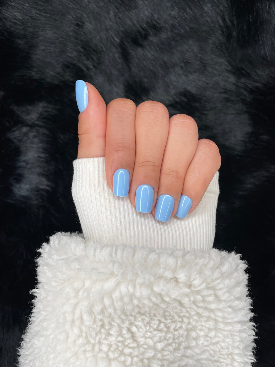 Marine sky blue square press on nails hand pose – Nailora Paris