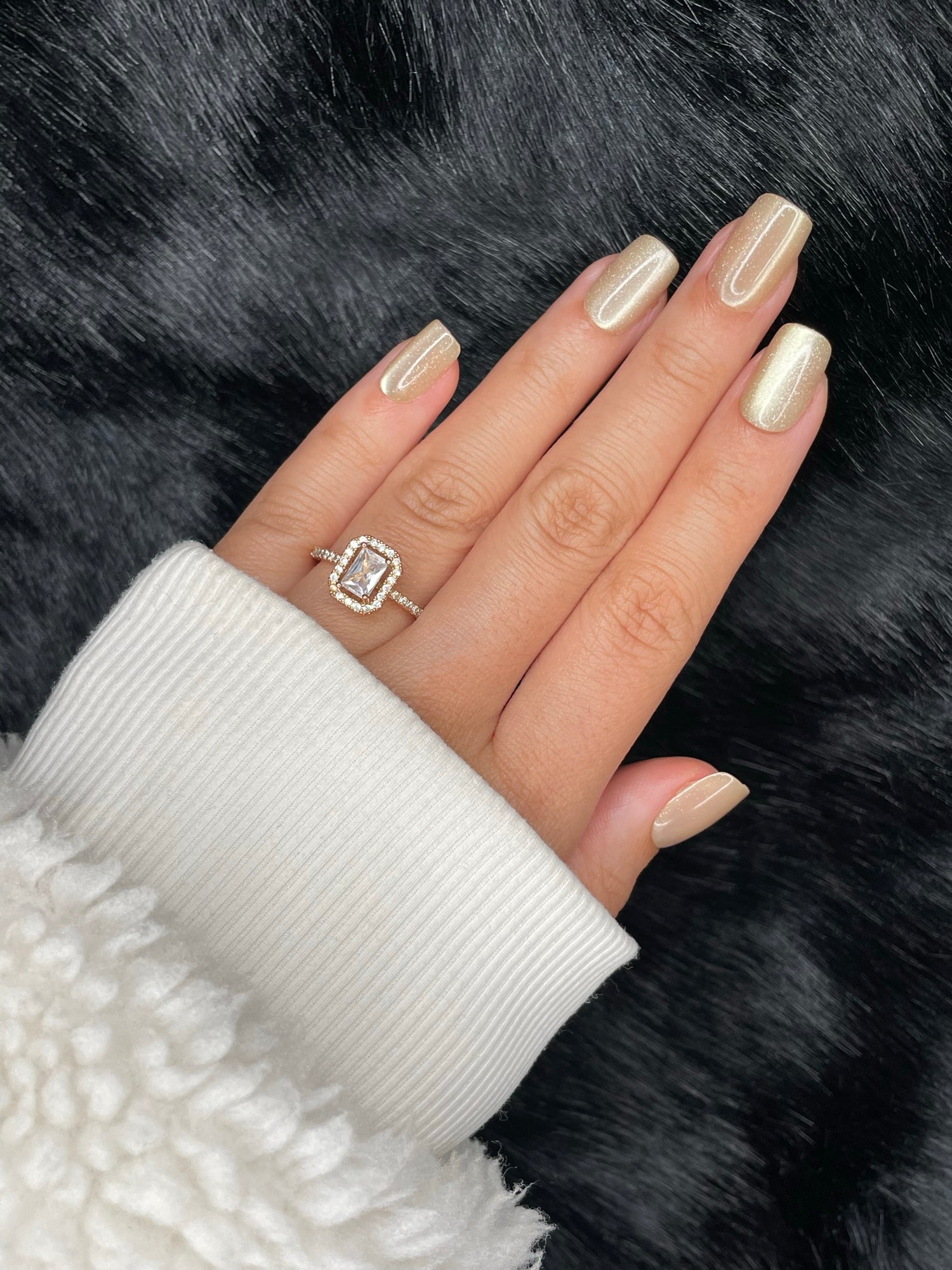 Dorée champagne gold pearl square press-on nails on hand — Nailora Paris