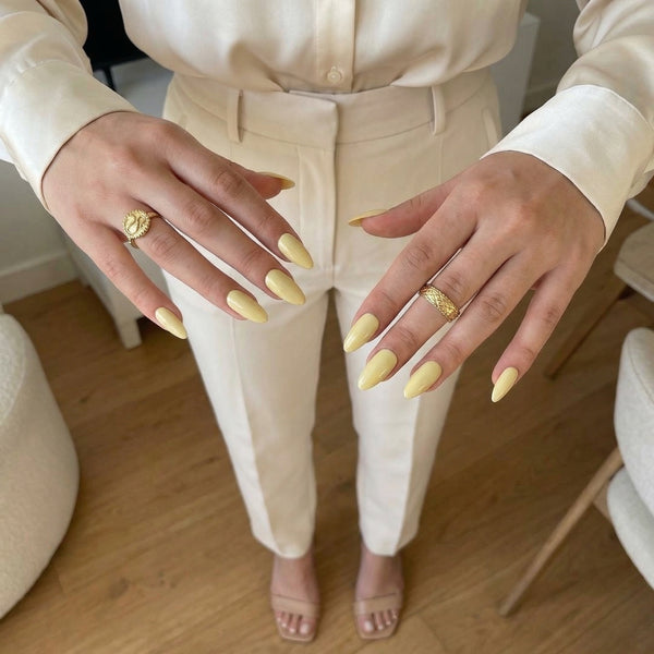 Modèle avec faux ongles press-on Nailora Paris