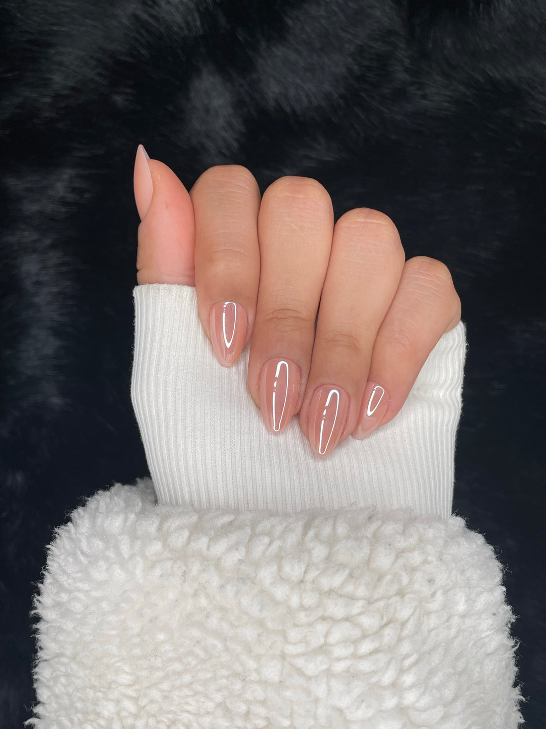 Pêche warm nude almond nails closed fist view — Nailora Paris