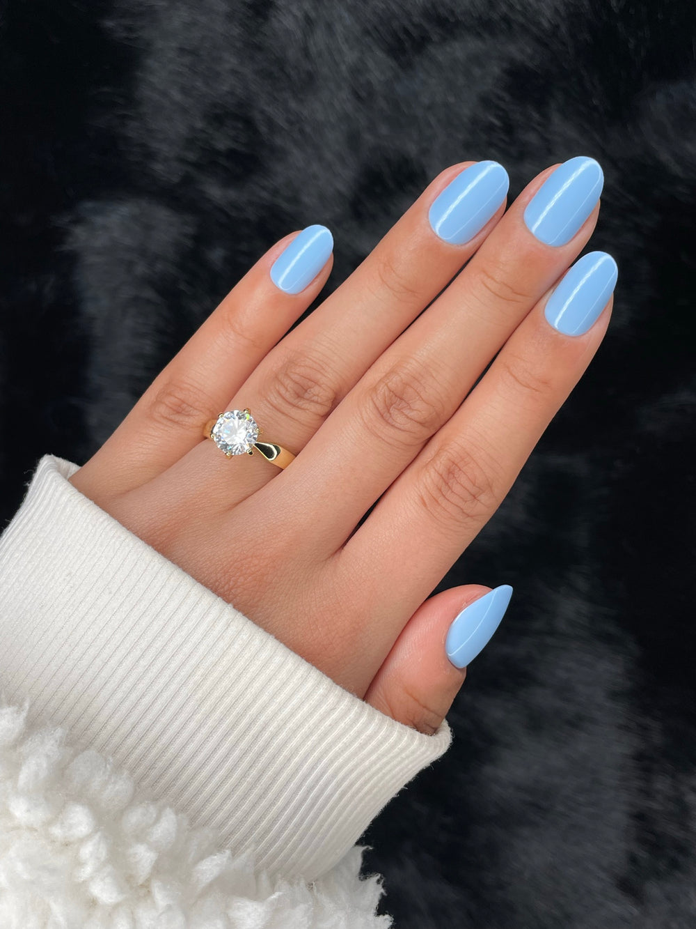 Pervenche periwinkle blue almond press-on nails on hand — Nailora Paris