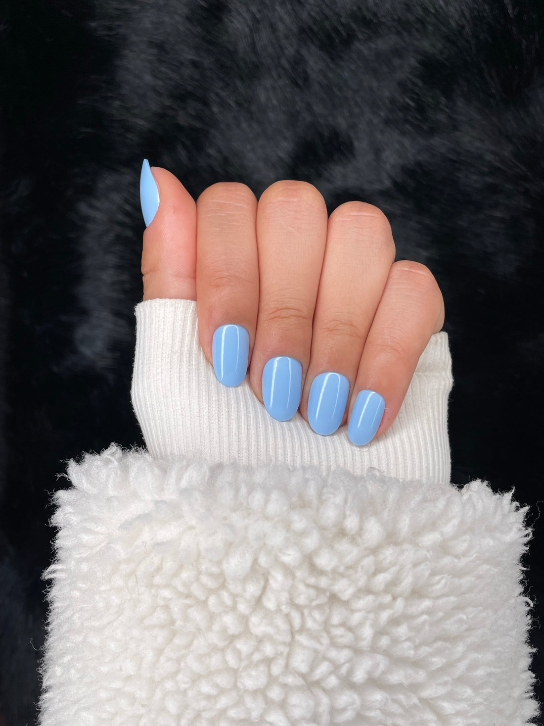Pervenche baby blue almond nails closed fist view — Nailora Paris