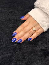 Saphir cobalt blue almond nails side view — Nailora Paris