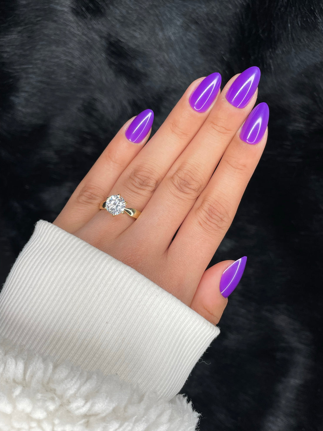 Violette purple medium almond press-on nails on hand — Nailora Paris